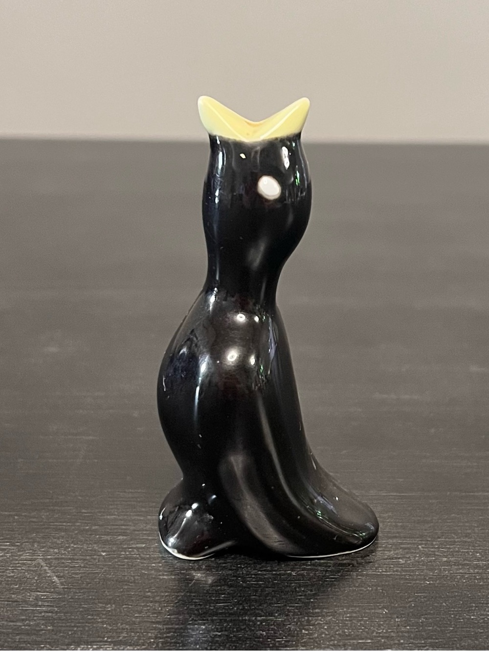 VTG Ceramic Blackbird Pie Bird Vent Funnel Crow Yellow Beak Kitschy 3.75” MCM